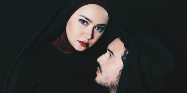 Semakin Cantik Saat Hamil dengan Hijab ala Aryani Fitriana