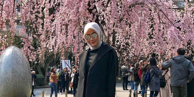 Intip Gaya Dssaaksss Berbusana Hitam Elegan di Negeri Sakura