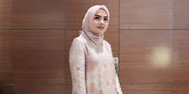 Tutorial Hijab Satu Pentul dengan Signature Scarf Ria Miranda