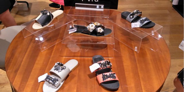 Koleksi Sandal Ini Paling Laris Diserbu Pengunjung Fashion Lab
