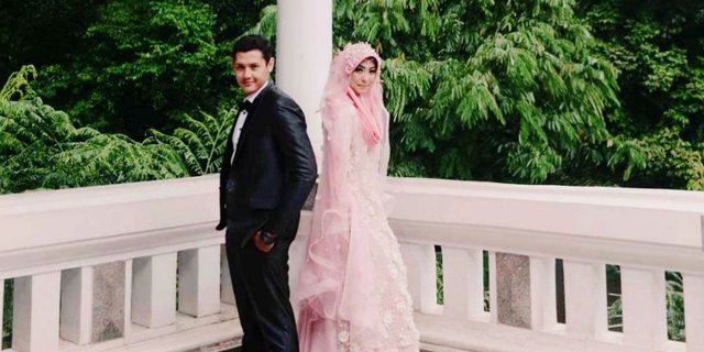 Intip Koleksi Foto Pre Wedding Adik Oki Setiana Dewi Yuk!