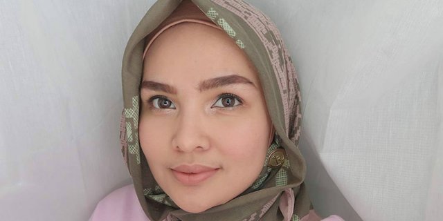 Tampil Cantik dengan Pulasan Makeup Natural ala Ria Miranda