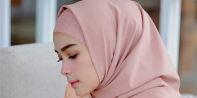Tutorial Hijab Segi Empat untuk Siasati Wajah Chubby