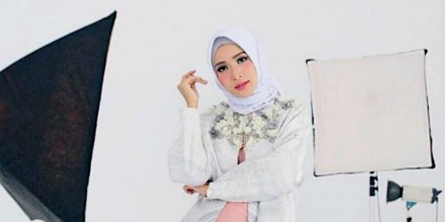 Tutorial Hijab Putih yang Cantik dan Elegan dalam 60 Detik