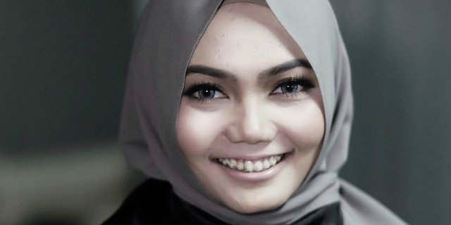 Hijab Tanpa Jarum Rina Nose yang Sukses Curi Perhatian