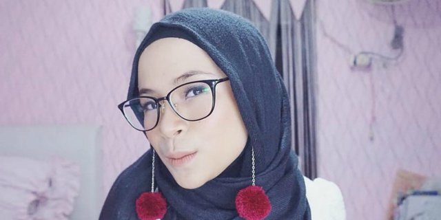 Tutorial Hijab Membuat Ilusi Pipi Tirus, Mau Coba?