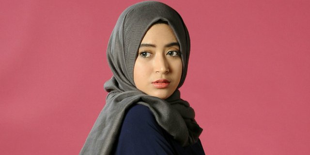 Sontek Gaya Hijaber Natasha Farani Kenakan Hijab Rawis