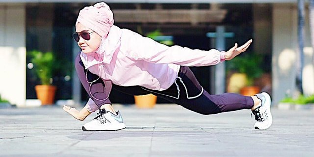 Tampil Sporty dengan Gaya Hijab Lulu El Hasbu
