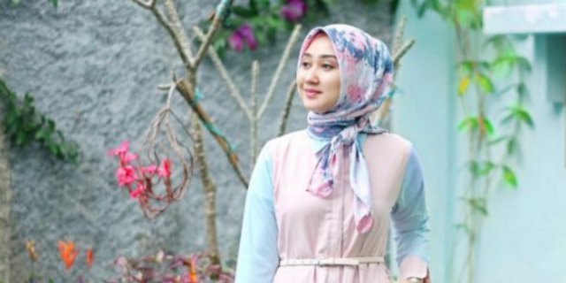 Inspirasi Gaya Hijab Simpel Nan Cantik dari Dian Pelangi