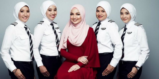 AirAsia Siapkan Seragam Berhijab untuk Pilot-pilot Wanitanya