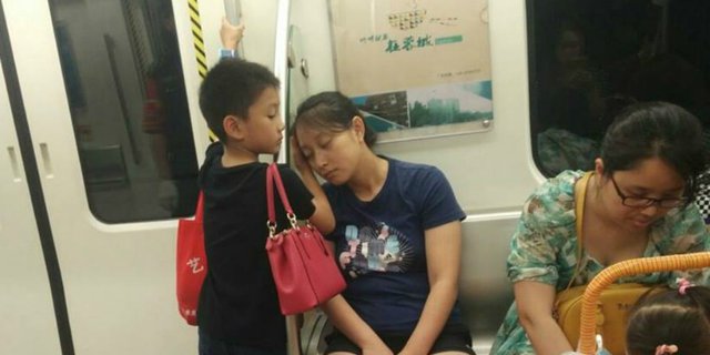 Lindungi Ibunya Tertidur di Kereta, Bocah Ini Bikin 'Meleleh'