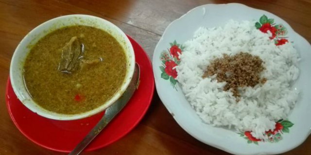 Kulineran Malam di Makassar? Coba Nikmatnya Pallubasa Serigala