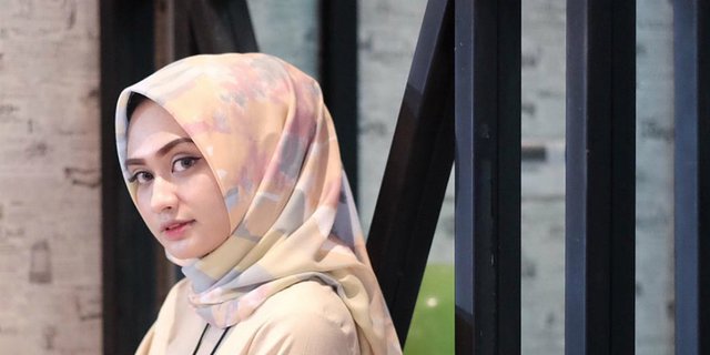 Yuk Tiru Gaya Hijab Simpel dari Selebgram Ini