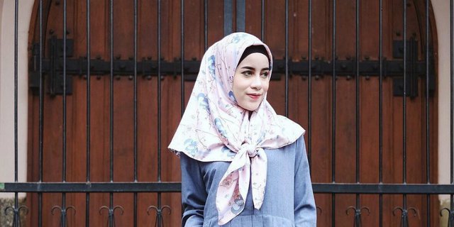 Tiga Gaya Hijab dalam Satu Kerudung Berbahan Satin