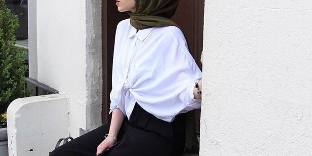 Gaya Hijaber Kenakan Slip On yang Sedang In