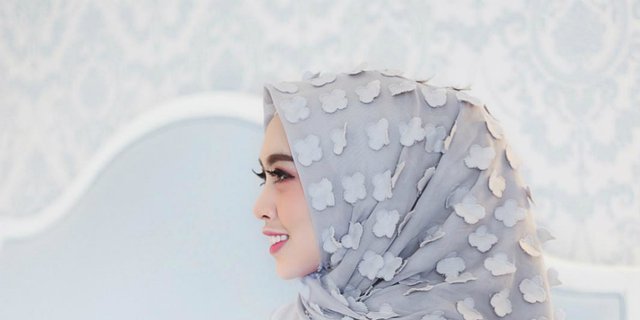 Tutorial Hijab Feather yang Lagi 'Ngetren'
