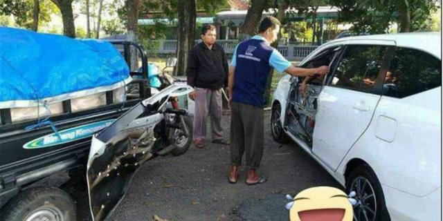 Waduh! Disenggol Motor, Pintu 'Mobil Murah' Malah yang Copot