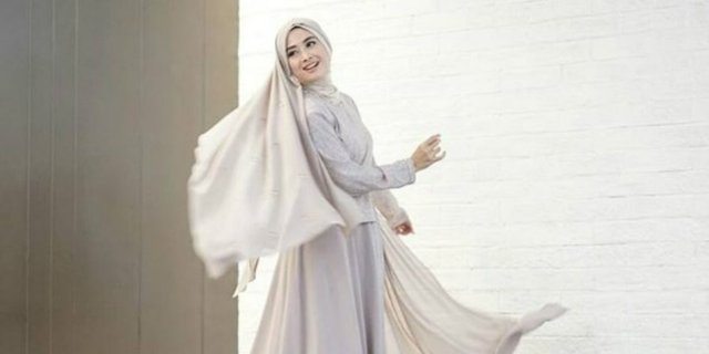 Style Hijab Square Berbahan Satin Hadirkan Formal Look