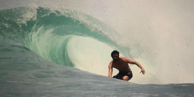 Liburan di Mentawai, Kerennya Liam Hemsworth Saat 'Surfing'