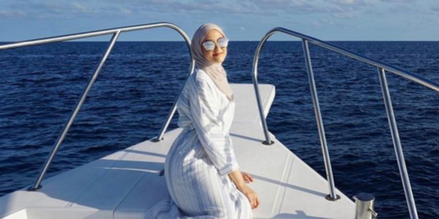 3 Busana Hijab yang Cocok Dikenakan Saat Berlibur ke Pantai