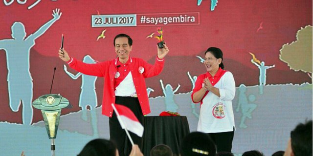 Anak-anak Kegirangan Lihat Presiden Dan Ibu Negara Main Sulap