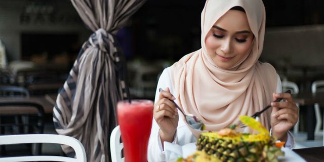 Penting! Cara Ketahui Status Halal Makanan Saat Traveling