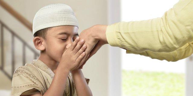 Kisah Nabi Muhammad SAW yang Senang Bermain dengan 2 Cucunya