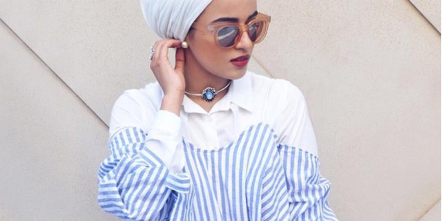 4 Panduan Style Kenakan Atasan Top the Shoulder dengan Jilbab