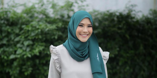 Style Hijab Zaskia Mecca yang Simpel Nan Chic