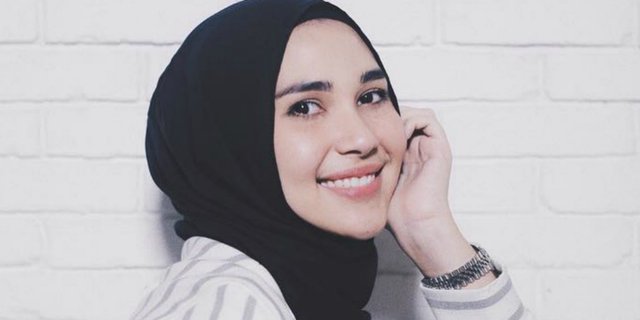 3 Style Busana Hijab Monokromatik dari Desainer Rani Hatta