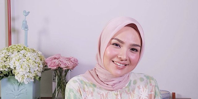 Style Hijab Kerudung Segitiga yang Simple nan Chic