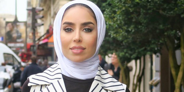 Ide Penggunaan Atasan Cold Shoulder untuk Hijaber