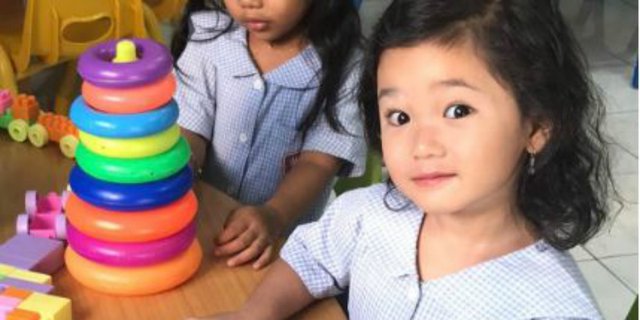 Putri Ayu Ting Ting Pakai Tas Sekolah Seharga Rp 11 Juta