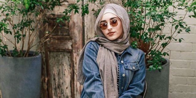 Sontek Gaya Hijaber yang Padukan Denim dengan Jilbab