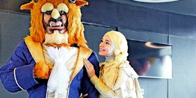 Dewi Sandra, Anggun Bak Belle 'Beauty and Beast' Berhijab