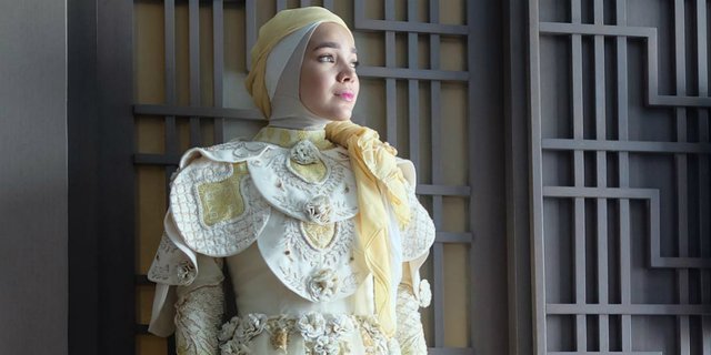 Tampilan Hijab Dewi Sandra yang Terinspirasi Tokoh Belle