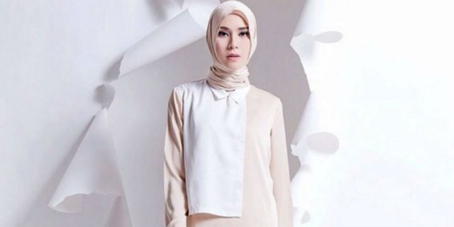 Ide Pakai Kalung untuk Paduan Busana Hijab ala Zaskia Mecca