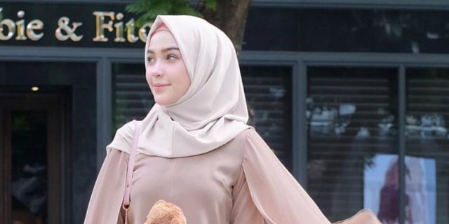 Maksimalkan Tunik untuk Gaya Busana Hijabmu Saat Akhir Pekan