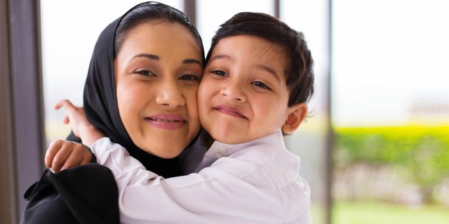 Tak Ada Anak yang Terlalu 'Lengket' dengan Orangtua