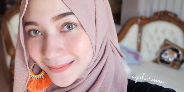 Inspirasi Gaya Hijab Polos yang Dikreasikan dengan Anting