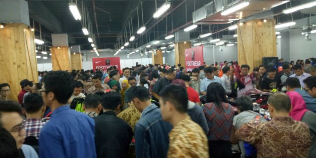 Heboh, Antrean Diskon Sepatu Nike di Grand Indonesia