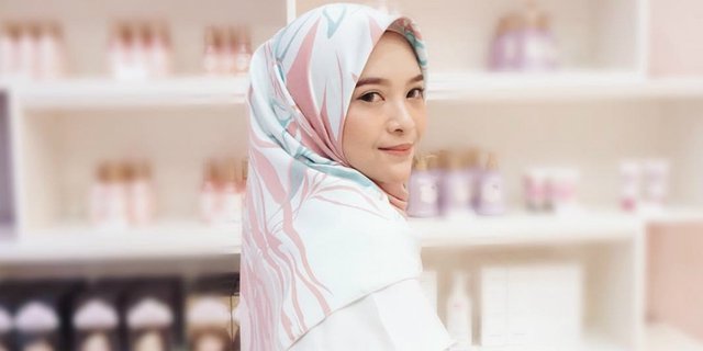 Cara Pakai Jilbab Satin Supaya Tetap Rapi Saat Dikenakan