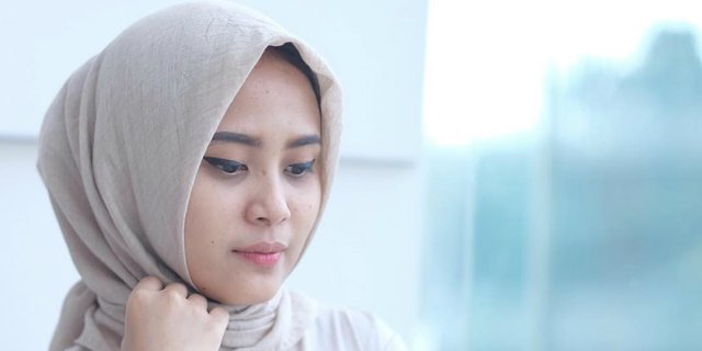 Gaya Hijab Pakai Voal Basic ala Desainer Restu Anggraini