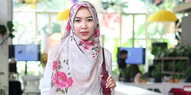 Tips Pakai Outfit Liburan yang 'Pewe' untuk Hijaber