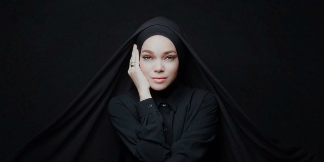 Style Hijab Turban ala Dewi Sandra yang Boyish Abis!