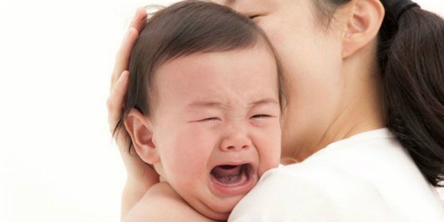 Cara Efektif 'Taklukan' Tangisan Bayi Tengah Malam