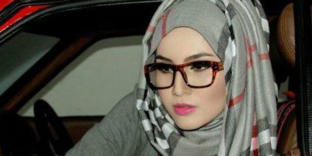Berbagai Model Hijab yang Cocok Dikenakan Hijaber Berkacamata
