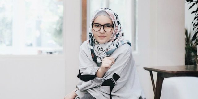 Gaya Hijab Monokrom dari Hijaber Hits asal Bandung