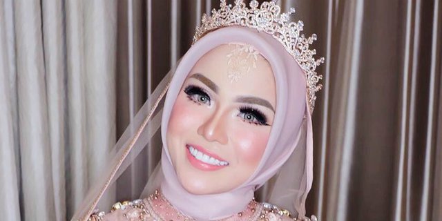 Gaya Hijab Medina Zein, Miliader yang Dinikahi Adik Ayu Azhari
