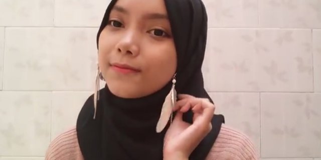 Tutorial Hijab dengan Aksesori Anting yang Kembali Tren